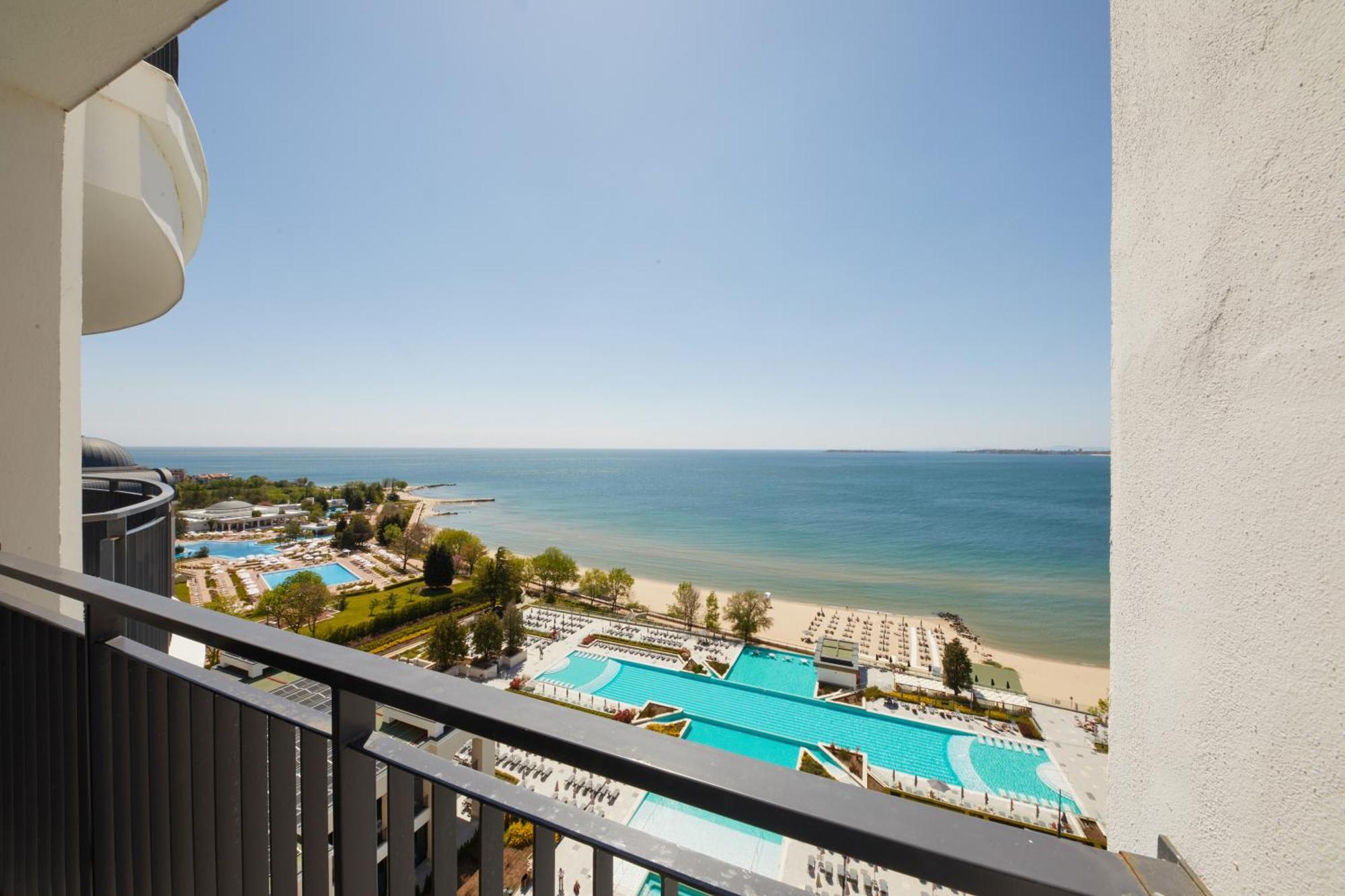 Secrets Sunny Beach Resort & Spa (Adults Only) Værelse billede Baltic Sea view from the balcony of a hotel in Pärnu