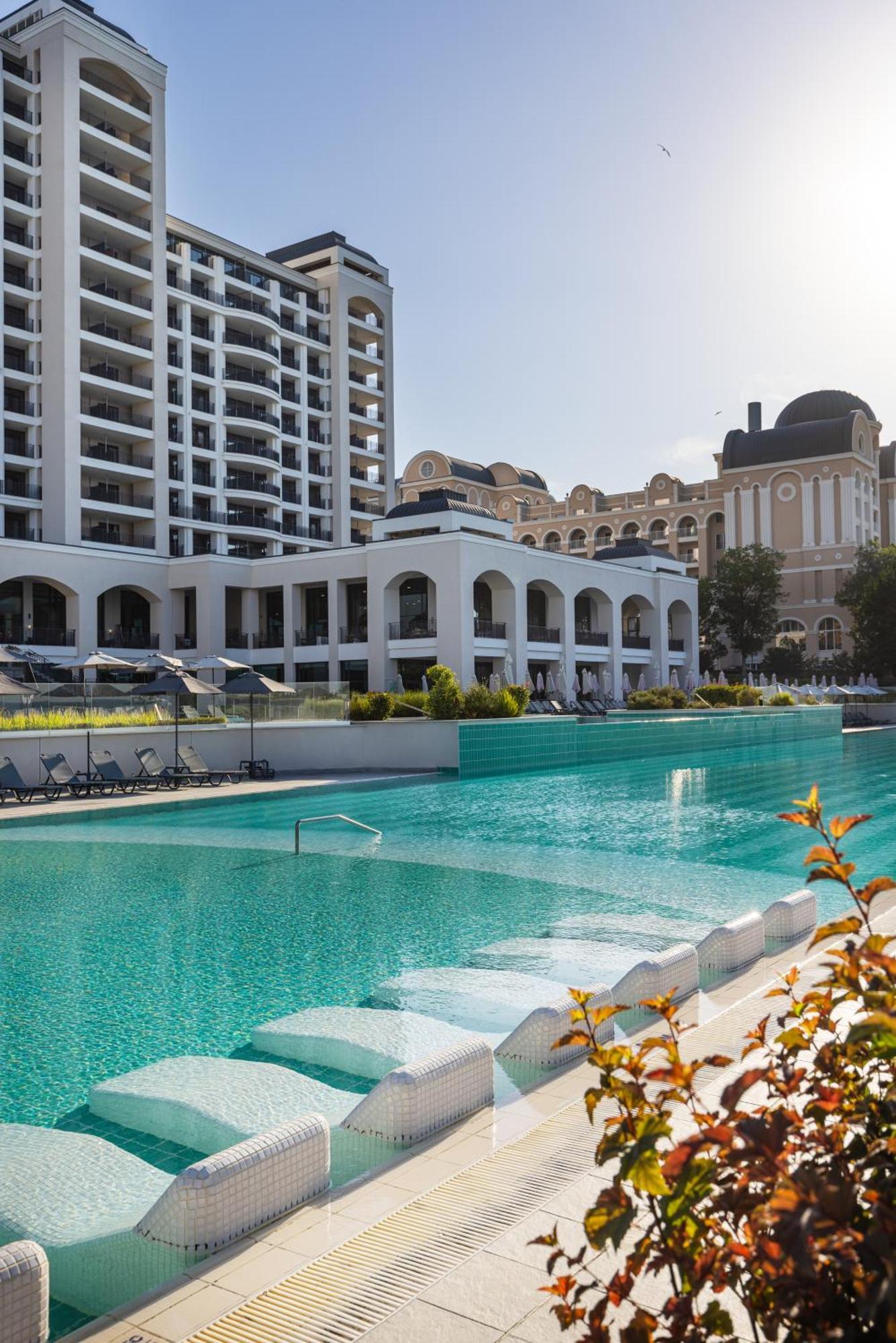 Secrets Sunny Beach Resort & Spa (Adults Only) Eksteriør billede The hotel's pool