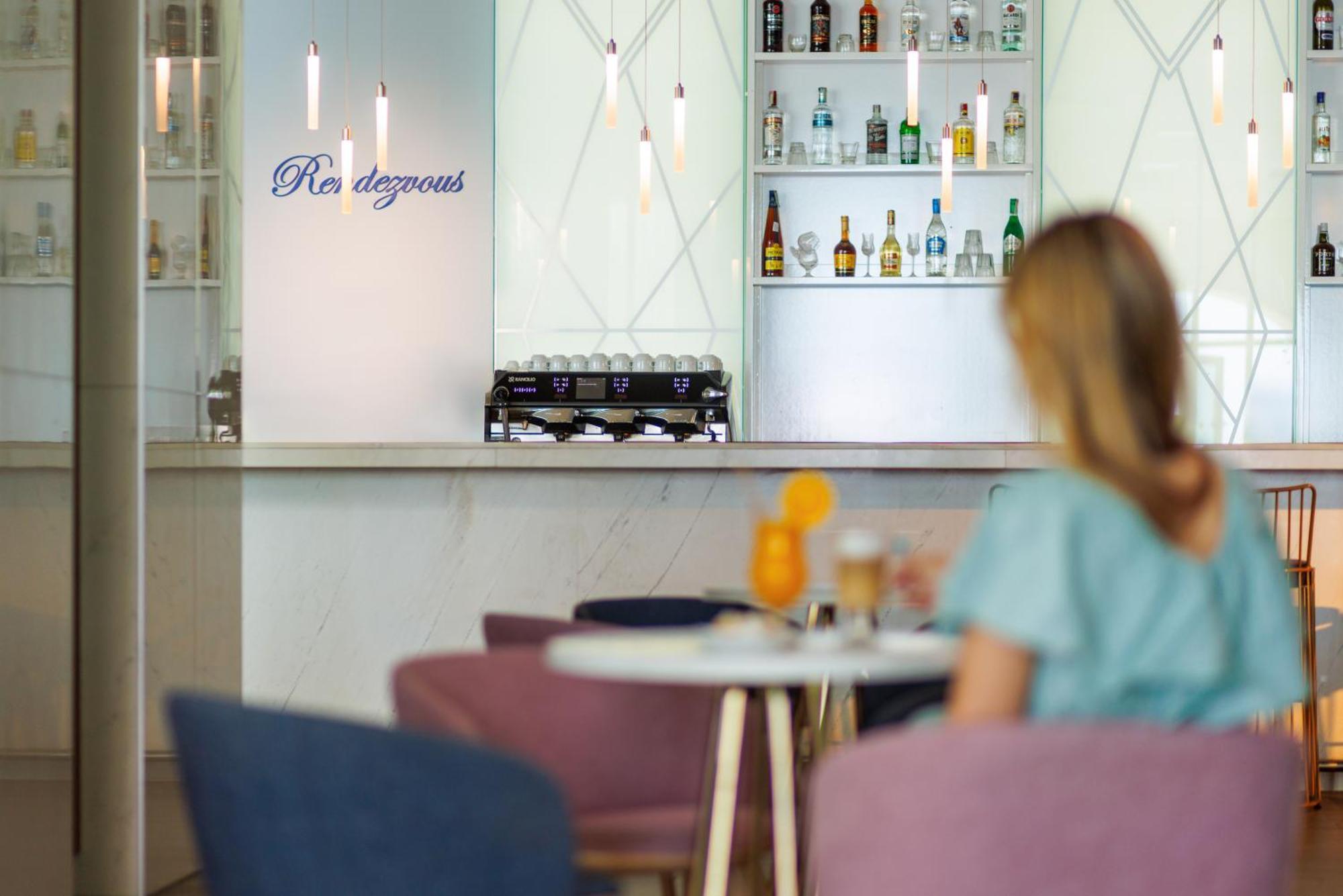 Secrets Sunny Beach Resort & Spa (Adults Only) Eksteriør billede The bar at the lounge